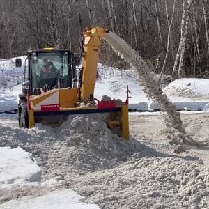 установленная снегоуборочная машина на экскаваторе-погрузчике 1