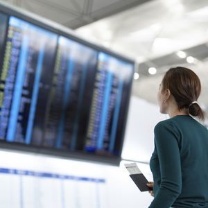 дисплей информации о полетах для аэропорта