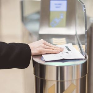 автоматические ворота посадки в самолет с биометрическим считывающим устройством