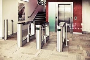 автоматические ворота посадки в самолет с устройством считывания с карт 1