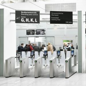 автоматические ворота посадки в самолет со сканером штрих-кодов