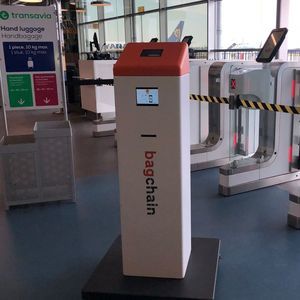стойка регистрации с устройством считывания посадочных талонов 1