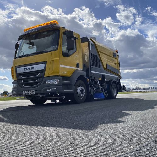 Подметальная машина для аэродрома - AS 660 - AEBI SCHMIDT HOLDING AG - на грузовике / FOD