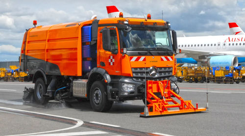 Подметальная машина для аэропорта - PMB 2400 - AEBI SCHMIDT HOLDING AG - на грузовике / магнитная / всасывающая
