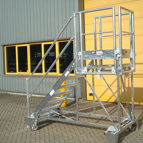 Стремянка для технического обслуживания - aluminium bespoke stairs - CUSTERS HYDRAULICA BV - для самолета