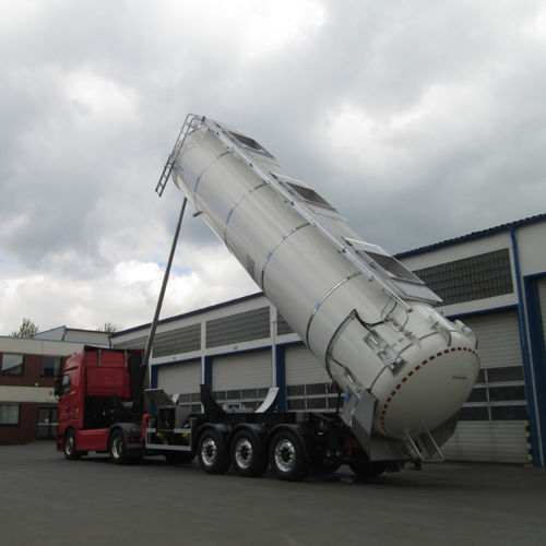 Самоходная цистерна для подвоза горючего - SCHRADER T+A FAHRZEUGBAU GMBH & CO. KG - с подвесной системой / для аэропорта