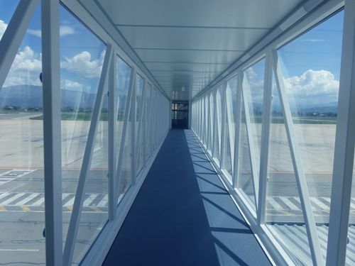 Трап для посадки в самолет для пассажиров - BL - TK Elevator Airport Solutions - неподвижный / со стеклянными перегородками / для носовой части машины