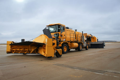 Снегоуборочная машина на грузовике - XRS Extreme   - Oshkosh Airport Products - для аэропорта