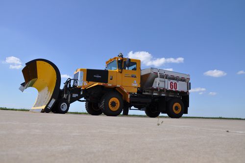 Снегоочиститель для аэропорта - P-Series & MPT Series - Oshkosh Airport Products - с наклонным отвалом