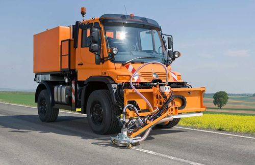 Машина для уборки аэродрома - Unimog  - Winter Grün Markiertechnologie - на грузовике / для очистки поверхности / для снятия резины