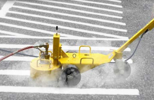Машина для уборки аэродрома - mobile twister - Maschinenbau Cernota GmbH & Co. KG - толкаемого типа / для очистки поверхности / для снятия маркировки